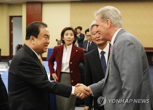 케빈 매카시와 인사하는 문희상 의장 (워싱턴=연합뉴스) 김주형 기자 = 미국을 방문 중인 문희상 국회의장(왼쪽)이 12일(현지시간) 워싱턴DC 국회의사당에서 케빈 매카시 공화당 하원 원내대표를 만나 인사하고 있다. kjhpress@yna.co.kr