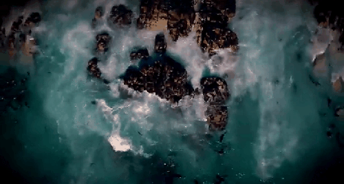 폴스만의 물개섬과 백상아리가 수면으로 솟구쳐 물개를 사냥하는 장면 [닐 햄머쉴라그 제공]