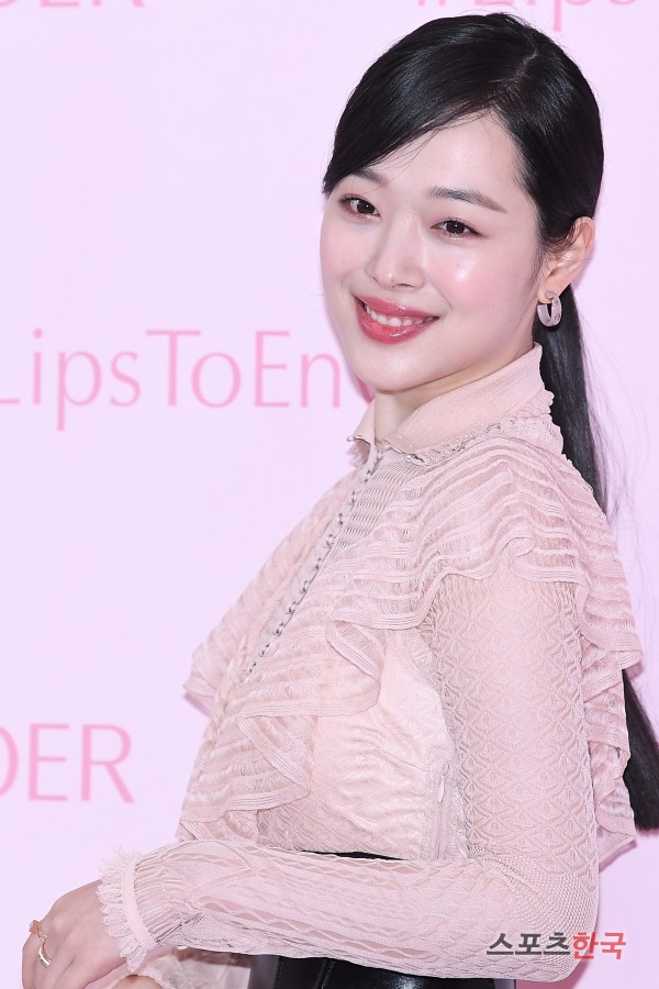 Sulli is attending the Estee Lauder Photo Call Event held at Estee Lauder Pop-up Store in Gangnam-gu, Seoul on the afternoon of the 13th.Sulli, Son Yeon-jae and Solvin attended the Event.