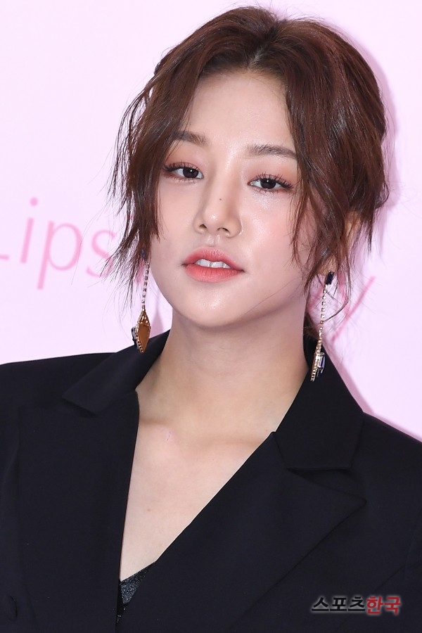 Solvin is attending the Estee Lauder Photo Call Event held at Estee Lauder Pop-up Store in Gangnam-gu, Seoul on the afternoon of the 13th.Sully, Son Yeon-jae and Solvin attended the Event.