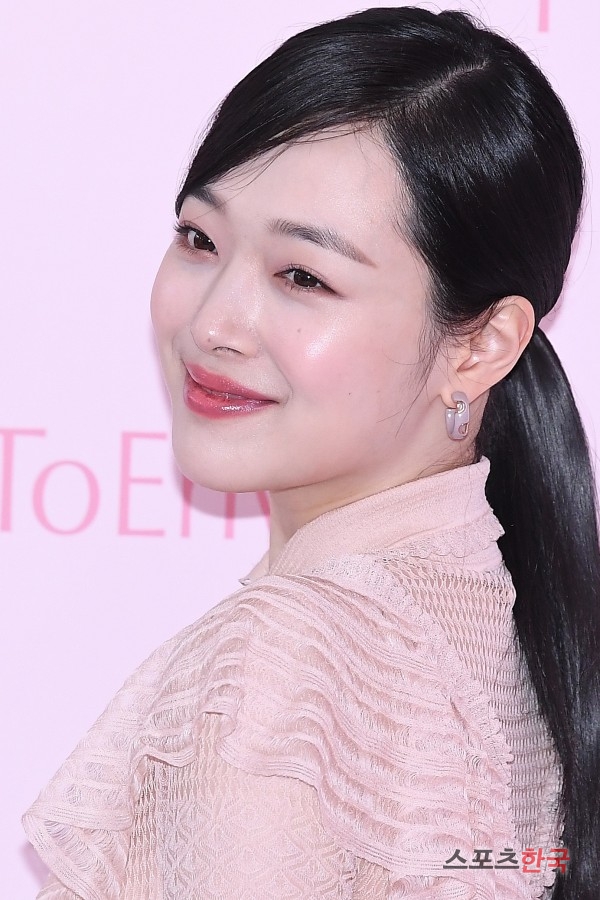 Sulli is attending the Estee Lauder Photo Call Event held at Estee Lauder Pop-up Store in Gangnam-gu, Seoul on the afternoon of the 13th.Sulli, Son Yeon-jae and Solvin attended the Event.