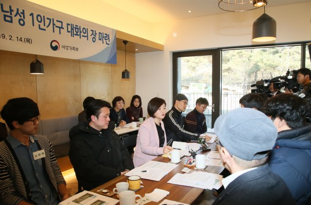 진선미 여성가족부 장관이 14일 서울 도봉구 주거 공동체에서 홀로 사는 30, 40대 남성들을 만나 이들이 겪은 일상 속 차별과 제도적 미비점에 대해 듣고 있다. 여성가족부 제공