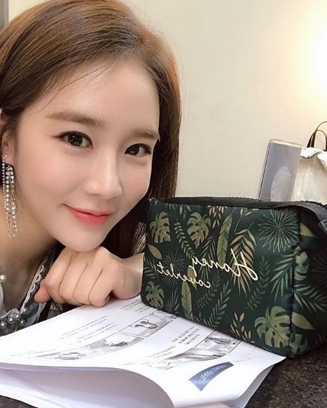 Yoo In-na said on his SNS on the 13th, IU sister is on the set.Samgyetang, ribs steamed, bulgogi, squid fried side dishes Many fruits are eaten a lot # IU # Yoo In-na # IU # IU # IU and posted several photos.The photo shows Simona Babčáková and coffee tea sent to the filming site of the drama I Am In touch where IU is appearing.The IUs heartfelt generosity attracts attention, including steamed ribs, bulgogi, samgyetang, and fried squid. The two are famous for their long-standing best friends.The netizens who responded to the photos responded such as It is a big hit, I like friendship, I am more than half meat, I am watching too well and White.On the other hand, TVN drama I am truly touched, which is starring Yoo In-na, is broadcast every Wednesday and Thursday at 9:30 pm.
