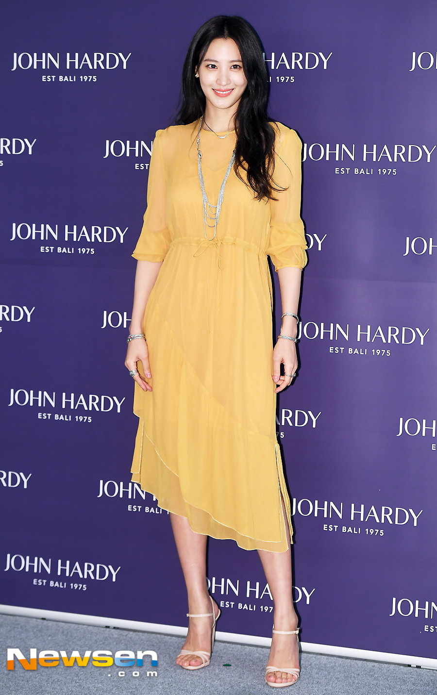 Actors Han Go-eun and Claudia Kim attended the Mo Jewelry brand photo call event held at Gangnam branch of Shinsegae Department Store in Seocho-gu, Seoul on the afternoon of February 13th.On this day, Han Go-eun and Claudia Kim showed costumes of drama and drama.Jung Yu-jin