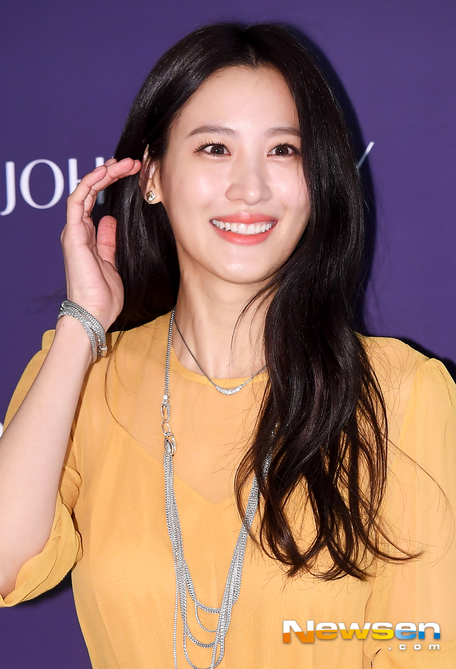 Actors Han Go-eun and Claudia Kim attended the Mo Jewelry brand photo call event held at Gangnam branch of Shinsegae Department Store in Seocho-gu, Seoul on the afternoon of February 13th.On this day, Han Go-eun and Claudia Kim showed costumes of drama and drama.Jung Yu-jin