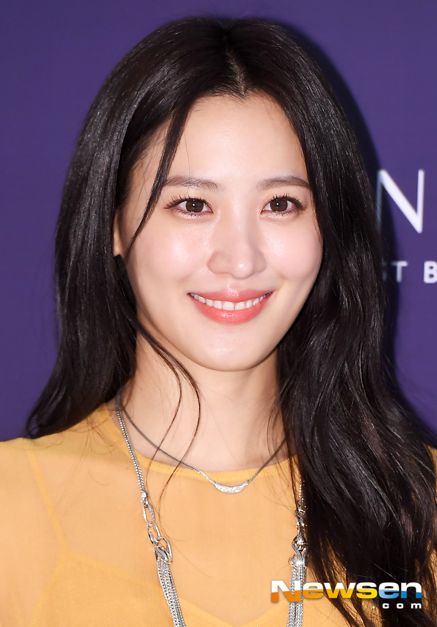 Actors Han Go-eun and Claudia Kim attended the Mo Jewelry brand photo call event held at Gangnam branch of Shinsegae Department Store in Seocho-gu, Seoul on the afternoon of February 13th.On this day, Han Go-eun and Claudia Kim showed costumes of drama and drama.Jung Yu-jin