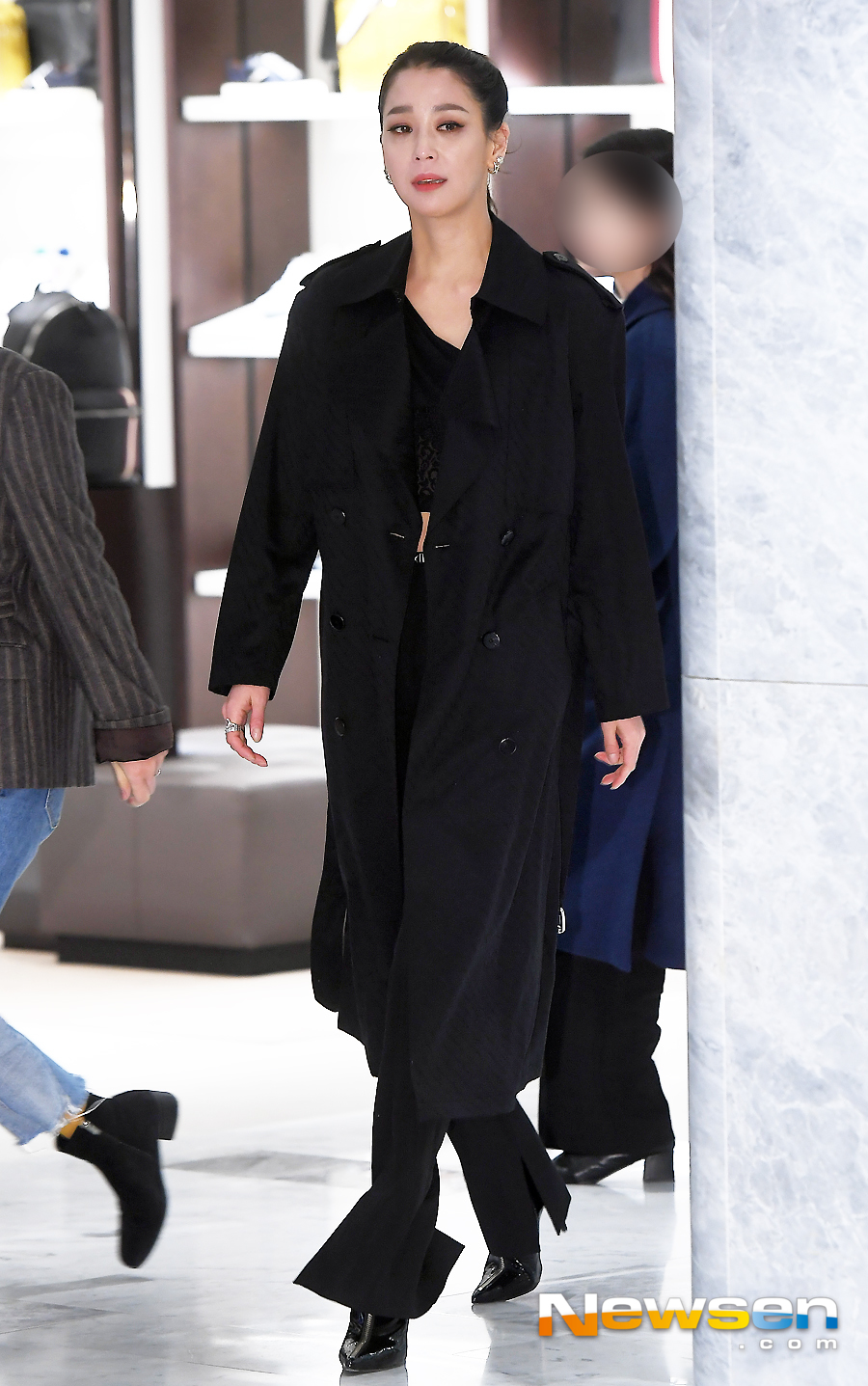 Selfish 8, Claudia KimvsHan Go-eun, extreme and extreme fashion showdown <p>Actress Han Go-eun, The Kim this 2 13 afternoon, Seocho-GU, Seoul Shinsegaes Gangnam branch in the open all the jewellery brands including Protocol attended the ceremony.</p><p>This day, Han Go-eun and The Kim this pole and the pole of the costume.</p>