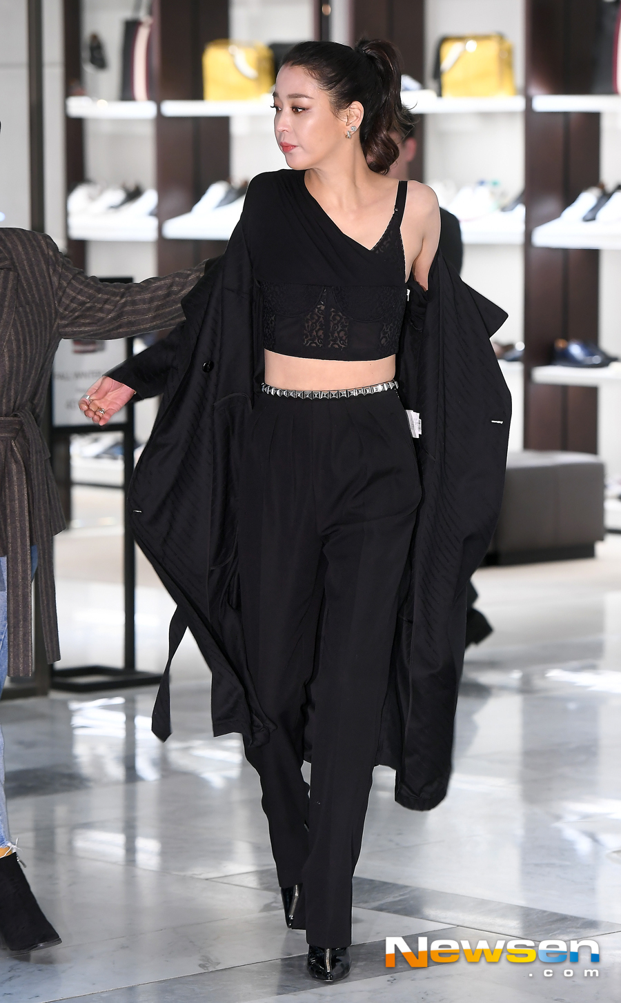 Selfish 8, Claudia KimvsHan Go-eun, extreme and extreme fashion showdown <p>Actress Han Go-eun, The Kim this 2 13 afternoon, Seocho-GU, Seoul Shinsegaes Gangnam branch in the open all the jewellery brands including Protocol attended the ceremony.</p><p>This day, Han Go-eun and The Kim this pole and the pole of the costume.</p>