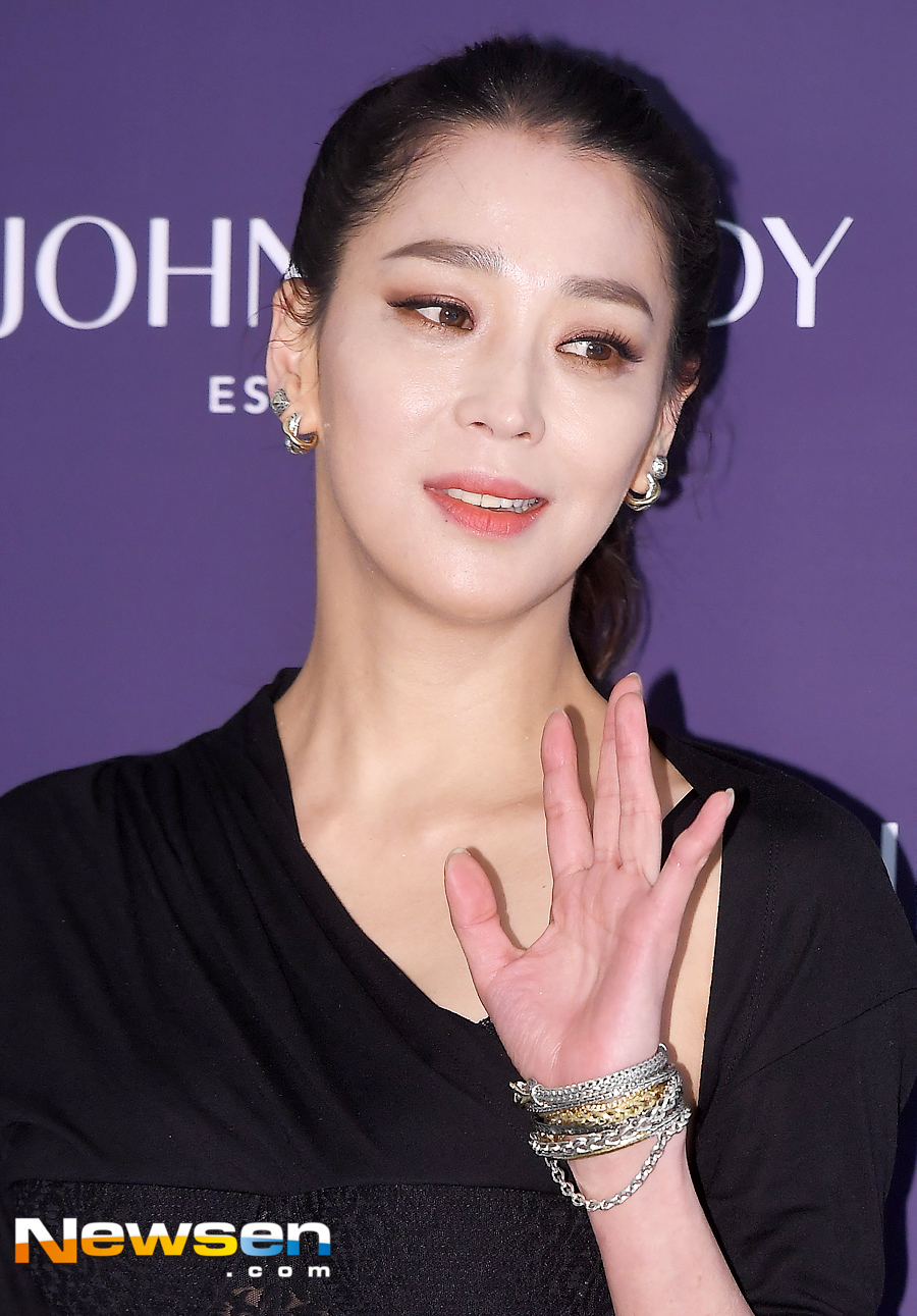 Actors Han Go-eun and Claudia Kim attended the Mo Jewelry brand photo call event held at Gangnam branch of Shinsegae Department Store in Seocho-gu, Seoul on the afternoon of February 13th.On this day, Han Go-eun and Claudia Kim showed costumes of drama and drama.Jung Yu-jin