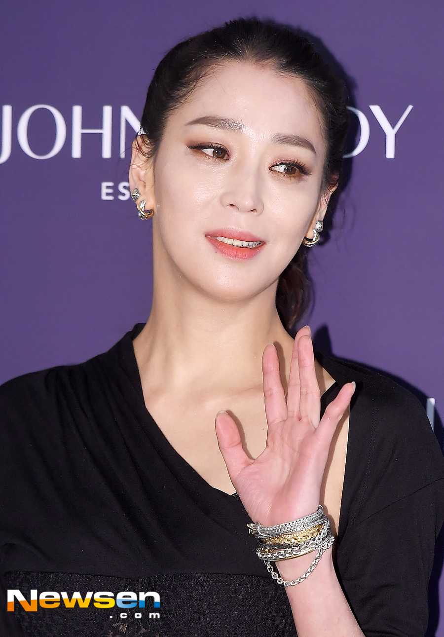 Selfish 8, Claudia KimvsHan Go-eun, extreme and extreme fashion showdown <p>Actress Han Go-eun, The Kim this 2 13 afternoon, Seocho-GU, Seoul Shinsegaes Gangnam branch in the open all the jewellery brands including Protocol attended the ceremony.</p><p>This day, Han Go-eun and The Kim this pole and the pole of the costume.</p>