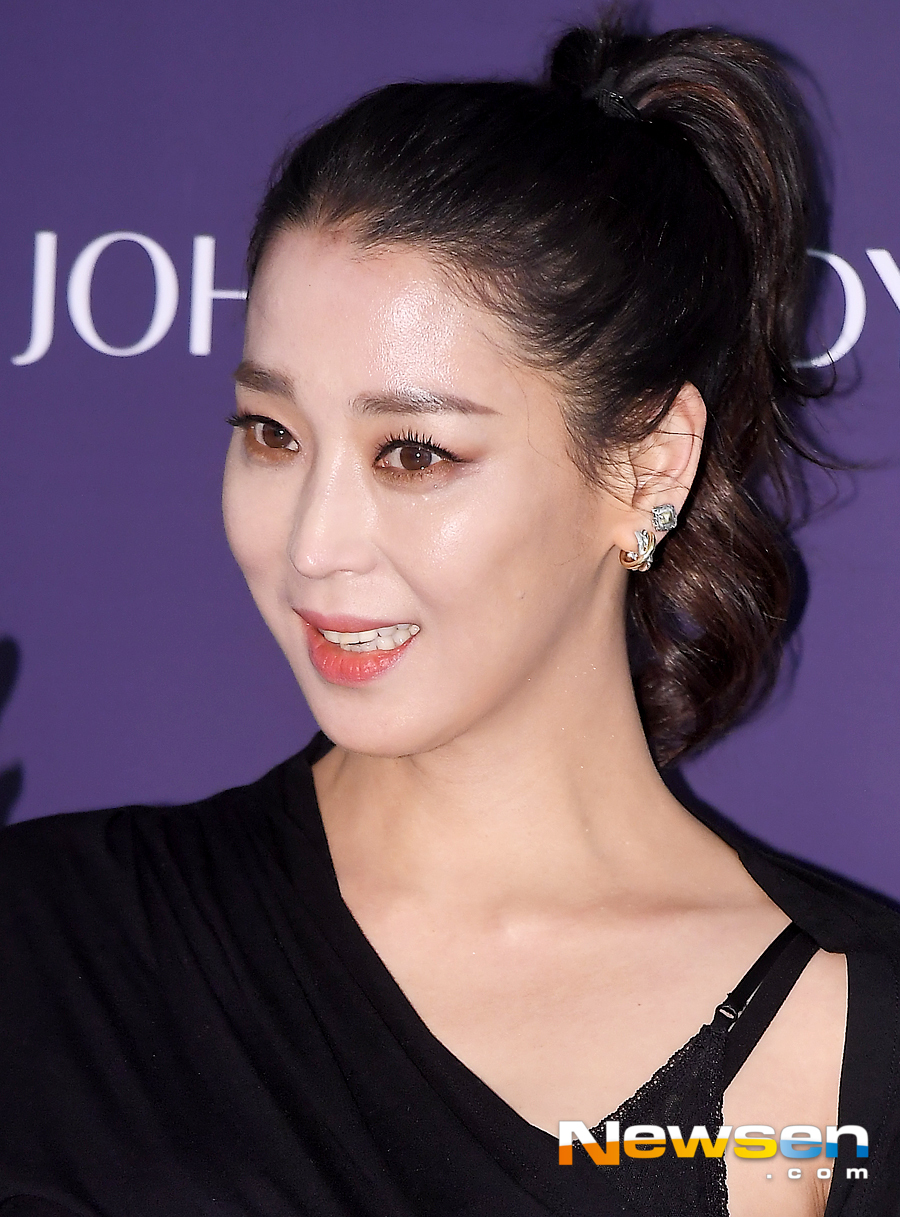 Selfish 8, Claudia KimvsHan Go-eun, extreme and extreme fashion showdown <p>Actress Han Go-eun, The Kim this 2 13 afternoon, Seocho-GU, Seoul Shinsegaes Gangnam branch in the open all the jewellery brands including Protocol attended the ceremony.</p><p>This day, Han Go-eun and The Kim this pole and the pole of the costume.</p>
