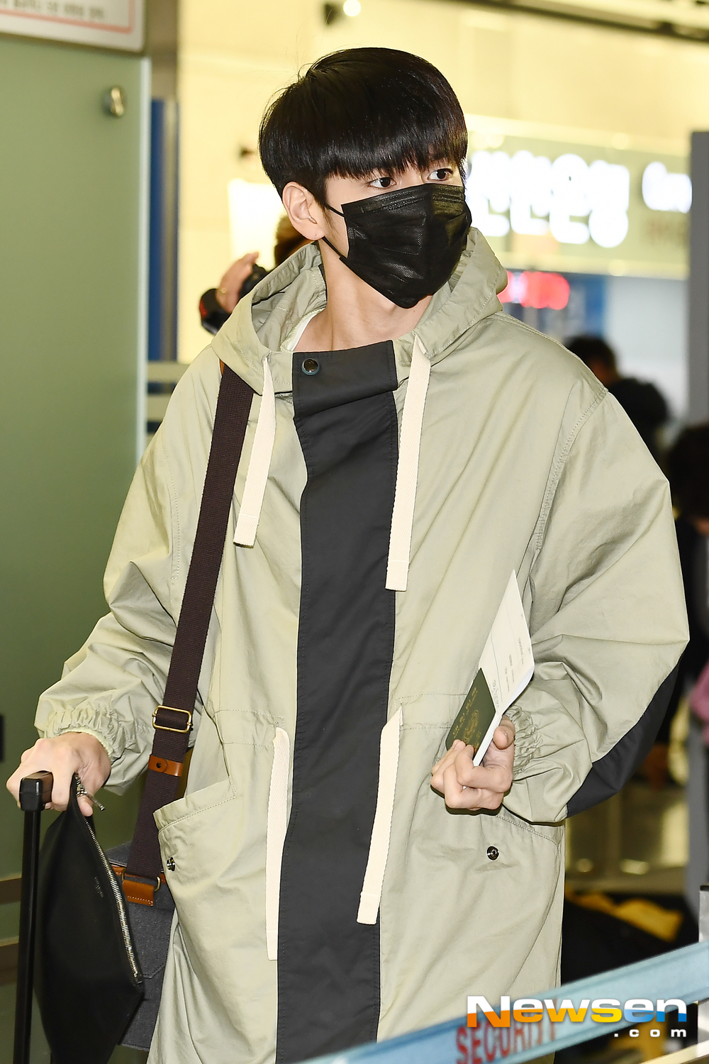 <p>Wanna One(WANNAONE) Ong Seong-wu 2 14 am Incheon Jung-operation in Incheon International Airport through the pictorial shooting car Japan into the United States.</p><p>Wanna One(WANNAONE) Ong Seong-wu with Japan into the United States.</p>
