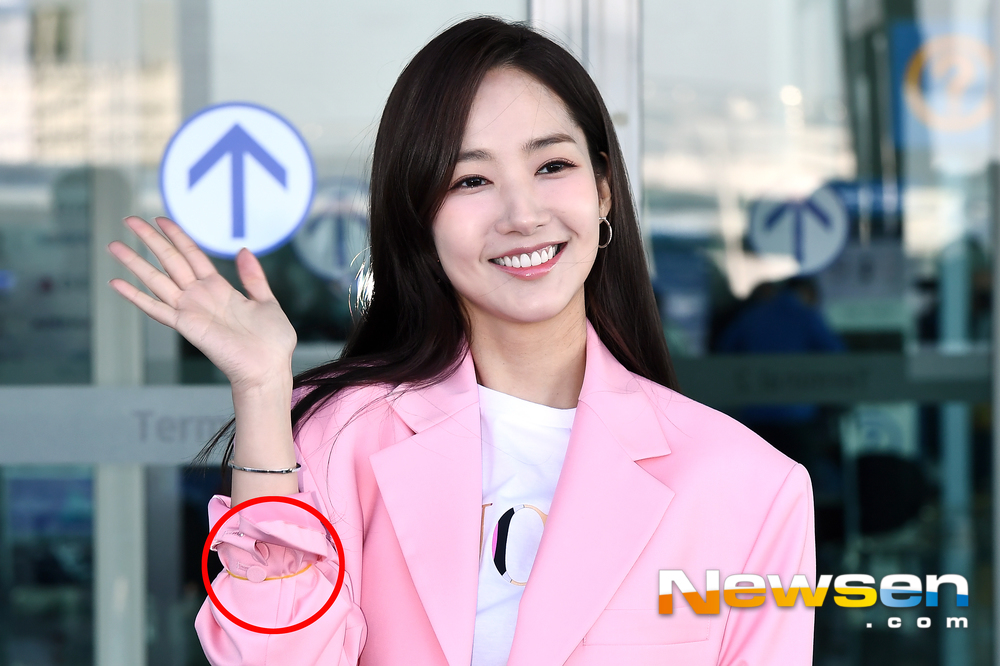 Actor Park Min-young left for Taiwan on the afternoon of February 14 to attend a brand event through Incheon International Airport in Unseo-dong, Jung-gu, Incheon.Actor Park Min-young is leaving for Taiwan with his airport fashion.exponential earthquake
