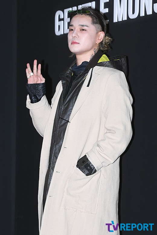 Singer Dean attended an eyewear brand launch event held on the boulevard of Sinsa-dong, Gangnam-gu, Seoul on the afternoon of the 14th.