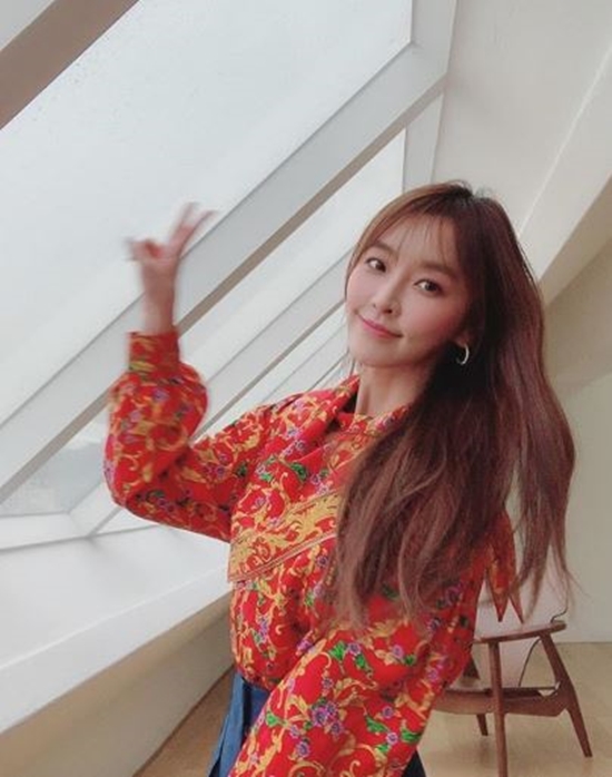 Actor Jung Yu-mi has revealed his adorable current status.On the 14th, Jung Yu-mi released a photo on his instagram.In the photo, Jung Yu-mi is posing V while staring at the camera. Jung Yu-mi emphasized her beautiful beauty in a colorful pattern of red costume.In particular, Jung Yu-mi smiled and still showed off his lovely charm.Jung Yoo Mi appeared in the OCN drama Prist which recently ended with Yeon Woo Jin and Park Yong Woo.Photo = Jung Yu-mi Instagram