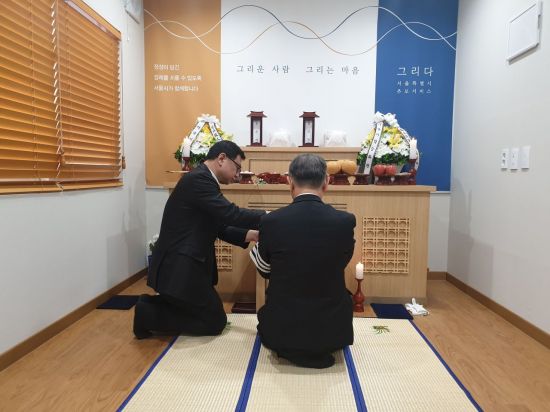 경기 고양시 덕양구에 위치한 서울시립승화원 2층 유족대기실 한 켠에 마련된 서울시 무연고자 장례추도식 빈소에서 의전업체 직원들이 고인들에 대한 예식을 진행하고 있다. 사진=이정윤 수습기자