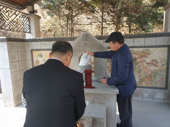 14일 낮 12시40분께 무연고 사망자들의 장례식이 모두 끝난 뒤, 서울시립승화원 유택동산에서 의전업체 직원들이 고(故) 무명 김경철씨의 분골을 산골함에 정성스레 붓고 있다. 사진=유병돈 기자