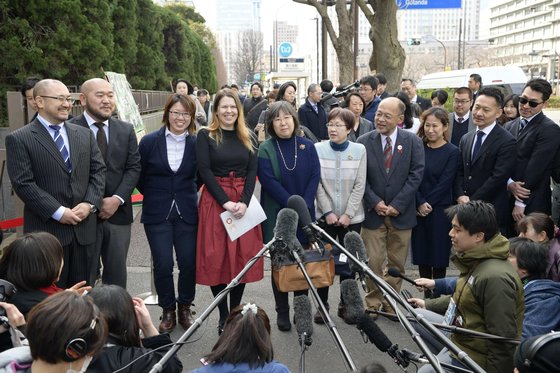 일본 동성 커플이 14일 동경 지방법원 앞에서 동성 커플의 헌법상의 권리를 주장하는 기자회견을 열고 있다. [AP=연합뉴스]