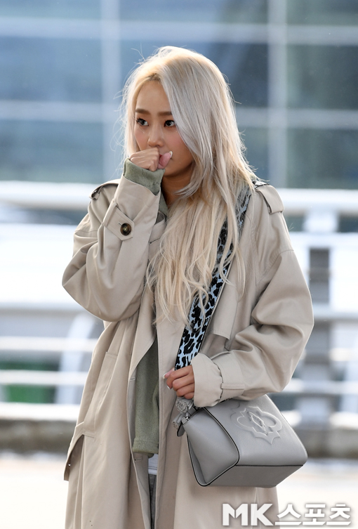 On the morning of the 15th, singer Hyolyn left for London through Incheon International Airport to attend the world tour.Hyolyn awaits crosswalk signal to head to departure hall