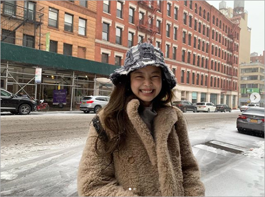 Girl group BLACKPINK Jenny Kim has unveiled her fun routine at United States of America New York City.Jenny Kim posted a picture on her instagram on the 14th with an article called shall be back.In the open photo, Jenny Kim is enjoying a humorous smile in the background of New York City wearing a bunger hat.Meanwhile, BLACKPINK, which includes Jenny Kim, appeared on United States of America CBS Late Show With Stephen Colbear and ABC Good Morning America Strahan and Sara on the 12th.