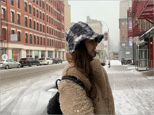 Girl group BLACKPINK Jenny Kim has unveiled her fun routine at United States of America New York City.Jenny Kim posted a picture on her instagram on the 14th with an article called shall be back.In the open photo, Jenny Kim is enjoying a humorous smile in the background of New York City wearing a bunger hat.Meanwhile, BLACKPINK, which includes Jenny Kim, appeared on United States of America CBS Late Show With Stephen Colbear and ABC Good Morning America Strahan and Sara on the 12th.