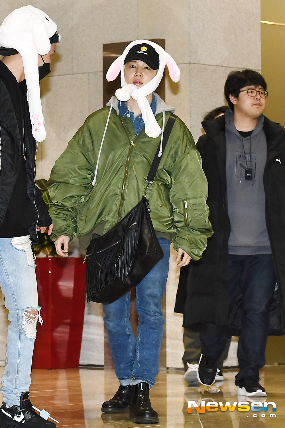 BTS (BTS) member RM Sugar, Jin, Jhop, Jimin, Bhu and Jung Kook attended the schedule of the JAPAN EDITION- (BTS World Tour Love Yourself Japan Edition) at the Gimpo International Airport in Banghwa-dong, Gangseo-gu, Seoul on the afternoon of February 15 An Fukuoka left for Prefecture.BTS (BTS) member Jimin is leaving for Japan Fukuoka Prefecture.exponential earthquake