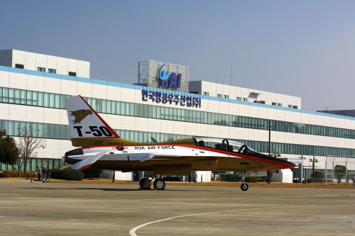 경남 사천시 한국항공우주산업 본사 공장 앞에 T-50 고등훈련기가 전시되어 있다. KAI 제공