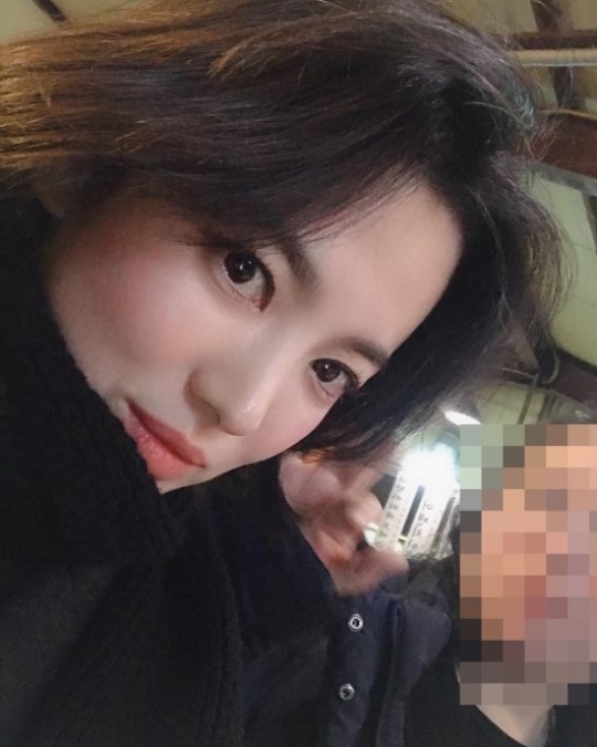 Song Hye-kyos recent situation has been heard.Hair stylist Lee Hye-Yeong posted a photo on his SNS on the 16th with an article entitled Kyo n me (Song Hye-kyo and I).In the open photo, Song Hye-kyo is doing a back-up after finishing the advertisement.The perfect beauty catches the eye without humiliation even in the close-up shot.On the other hand, Song Hye-kyo recently finished the TVN drama Boyfriend.Photo: Lee Hye-Yeong Instagram