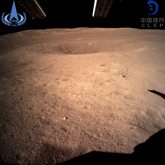 이 사진은 2019 년 1 월 3 일 신화 통신사 (Xinhua News Agency)를 통해 중국 국가 우주국 (China National Space Administration)이 제공 한 것으로,창어 4호 탐사선이 찍은 '스타치오 톈허(Statio Tianhe)'천하(天河)' 지역이다. [Xinhua=연합뉴스]