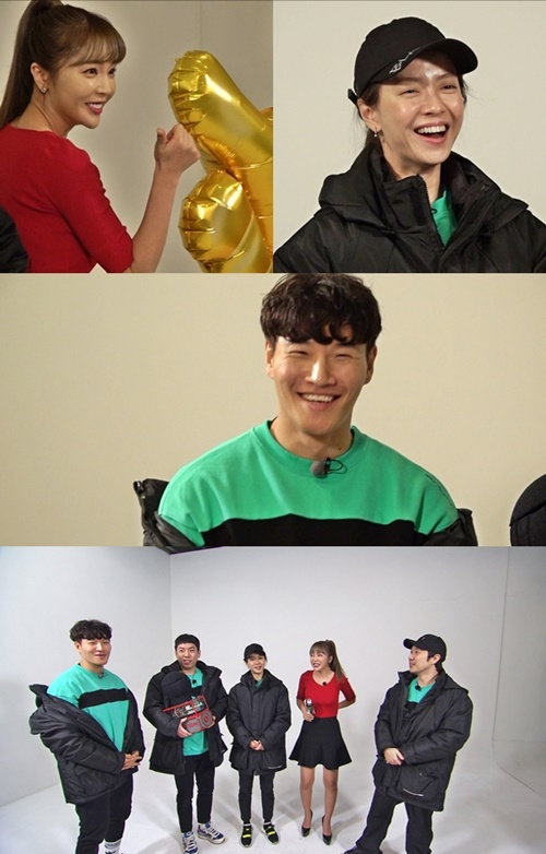 Running Man singer Hong Jin-young shows a strange triangular stream with Song Ji-hyo over Kim Jong-kook.On SBS Running Man, which will be broadcast on the afternoon of the 17th, Family Hong Jin-young will appear in surprise and play a big role.In a recent recording, the members picked up a Kin Chanskwon during the race and tried to call the Running Man family Hong Jin-young.Hong Jin-young was shooting an advertisement near the recording site and accepted the surprise of the members with one of the honor.Hong Jin-young and the members, who met for a long time since the 2018 SBS Entertainment Grand Prize at the end of last year, welcomed the greetings.In particular, Hong Jin-young was glad to have a strong kiss on Song Ji-hyo.Haha, who watched this strangely, said, Now Kim Jong-kooks old love line and the current LaBrine are gathered together.It is not Hollywood here, he said, making fun of Kim Jong-kook and making the scene into a laughing sea.Haha, who was cheering for Kim Jong-kook and Song Ji-hyo, said, I was sorry for Hong Jin-young because the couple I cheered for was Kim Jong-kook and Song Ji-hyo.