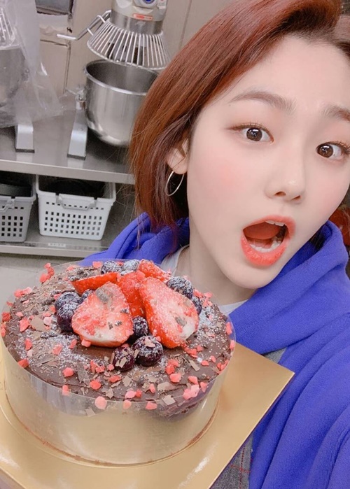 Show! Music Core MC Gugudan Mina shot Fan heart with a lovely charm.Recently, Gugudans official Instagram posted a photo with an article entitled Everyone got chocolate? I made it because I could not get it.In the photo, there is a picture of Mina staring at the camera with a cake.Minas humorous and lovely look, in particular, gives a smile.On the other hand, Mina made her debut in the music industry with her debut album Act.1 The Little Mermaid in 2016.