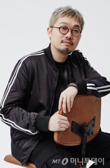 Producer Fiddock (real name Kang Hyo-won), who produced music for the group BTS, was selected as the most popular music lyricist and composer last year for the highest music royalties.The Korea Music Copyright Association announced on the 16th that it will win the prize in the two fields of popular music writing and composition at the 5th KOMCA Copyright Awards ceremony held at the 56th regular general meeting held on the 19th.The copyright award is awarded to the composers and composers who received the highest copyright fee during the year.Piddock, a leading producer of BTS agency Big Hit Entertainment, participated in the album Love Your Self Former Tier and Love Your Self Resolution Anthur released by BTS last May and August, respectively.The two albums became popular worldwide, including the Billboard main album chart Billboard 200.In particular, the title songs Fake Love and Idol of each album were ranked 10th and 11th respectively on the Billboard single chart Hot 100.Fiddock participated in the album with Bang Si-hyuk, the representative producer of Big Hit Entertainment, and BTS leader RM.The field of arrangement for the copyright was returned to Vanilla Man (real name Jung Jae-won), who arranged music such as Red Adolescent. Vanilla Man won the same award the previous year.The winners of the pure field were △ Korean music Park Kyung-hoon △ childrens song Lee So-young △ Classic Kim Sung-gyun won the first prize in copyright in 2018.The Korean Music Copyright Associations Public Copyright Grand Prize
