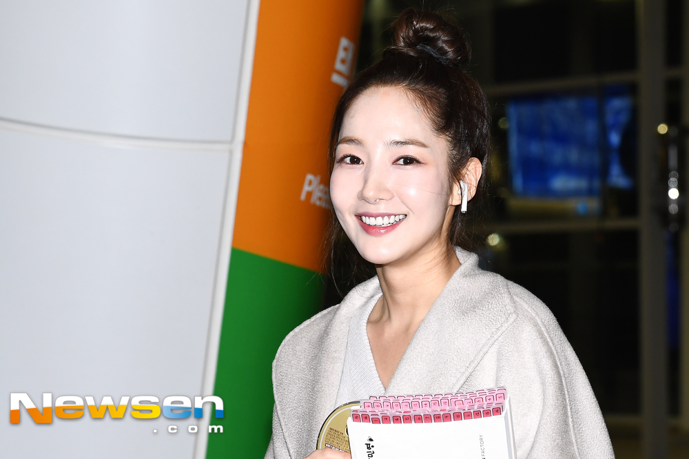 Actor Park Min-young arrives at Incheon International Airport in Unseo-dong, Jung-gu, Incheon on the afternoon of February 15th after completing the Taiwan schedule.exponential earthquake