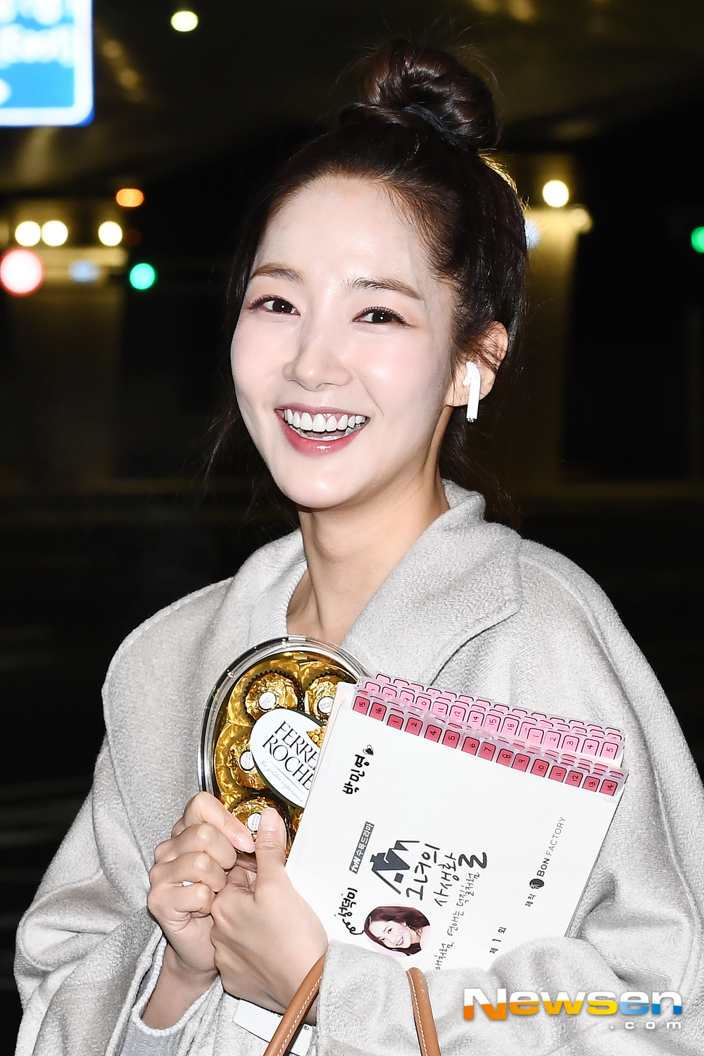 Actor Park Min-young arrives at Incheon International Airport in Unseo-dong, Jung-gu, Incheon on the afternoon of February 15th after completing the Taiwan schedule.exponential earthquake