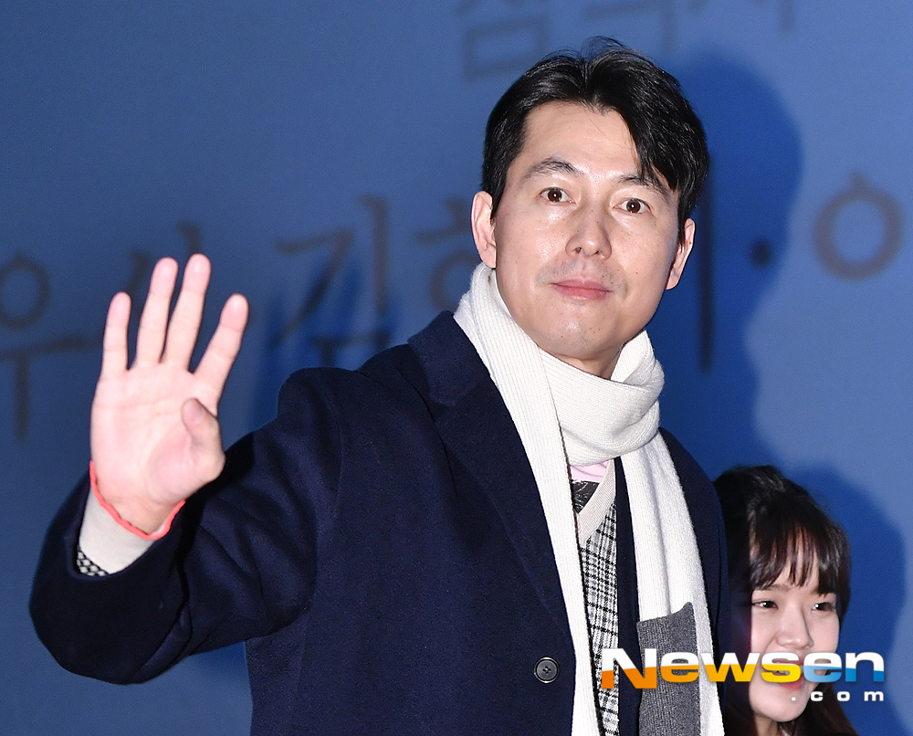 <p>Actor Jung Woo-sung, Kim Hyang Gi 2 16 PM Seoul Gangseo-GU Lotte Cinema Gimpo Airport store opened in the film witness opening the first stage attending after hand and benched.</p>