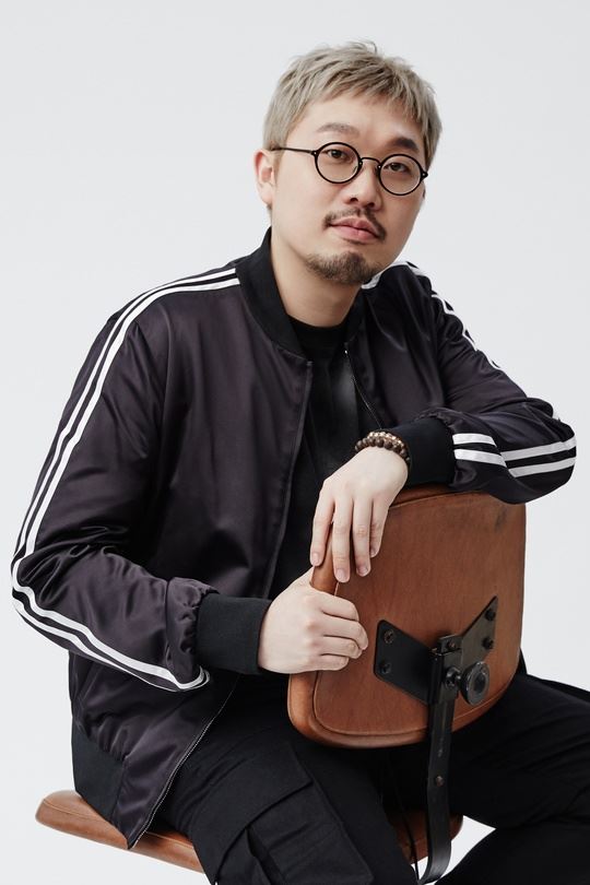 The producer of the idol group BTS, which is traveling around World, was surveyed as the creator who received the highest music royalties last year.According to the Music Copyright Association on March 17, Piddock ranked first in royalties in both popular music and composition last year, as a result of BTSs popularity in World.Fiddock collaborated with BTS members including BTS hit songs DNA (2017), Fake Love (2018) and Idol (2018).BTS album Love Yourself Former Tier and Love Your Self Resolution Anser, which featured these songs, both topped the US Billboard album chart.The sales of both albums also exceeded 4 million copies in Korea.This is the first time that a poison has been on royalty income.Last year, producer Teddy of YG Entertainment ranked first in the copyright fee revenue of the composition division, and Ji-dragon, a member of the idol greek big bang, ranked first in the lyric division.The winners of the pure music category were Park Kyung-hoon composer in Korean traditional music, Lee So-young composer in agitation, and Kim Sung-gyun composer in classical music.They will receive the prize at the 5th Copyright Awards ceremony held at the Grand Ballroom of Yeouido 63 Convention Center in Seoul on the 19th.