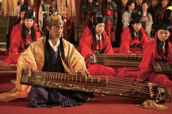 고려 시대를 배경으로 한 영화 '쌍화점'의 한 장면