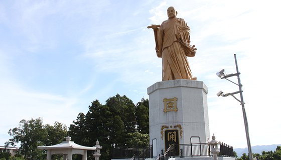 일본 불교의 한 종파인 일련종의 창시자 니치렌 성인. 여몽 연합군의 침략을 예언해 영웅으로 칭송받았다.