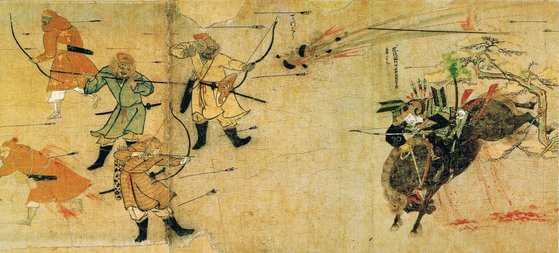 몽골-고려 연합군에 맞서 싸운 일본 측 활약상을 담은 '몽고습래회사(蒙古襲來繪詞)'의 한 장면. 그림 중 활을 쏘는 측은 고려군으로 추정되고 있다.