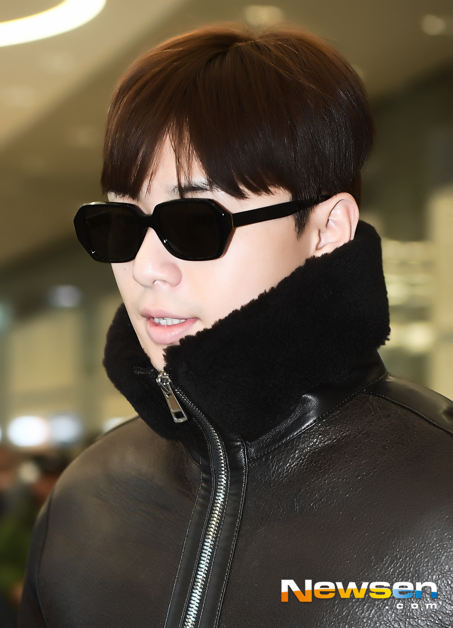 Actor Park Seo-joon arrived at Incheon International Airport in Unseo-dong, Jung-gu, Incheon on the afternoon of February 17 after finishing filming.Park Seo-joon is leaving the arrival hall on the day.Meanwhile, Park is set to release the movie The Lion (director Kim Joo-hwan) this year.Lion is a film about the story of a martial arts champion, Yonghu (Park Seo-joon), who has lost his father, confronting the powerful evil (), who meets the Kuma priest, Ansinbu (Anseonggi), and disturbs the world.Jung Yu-jin