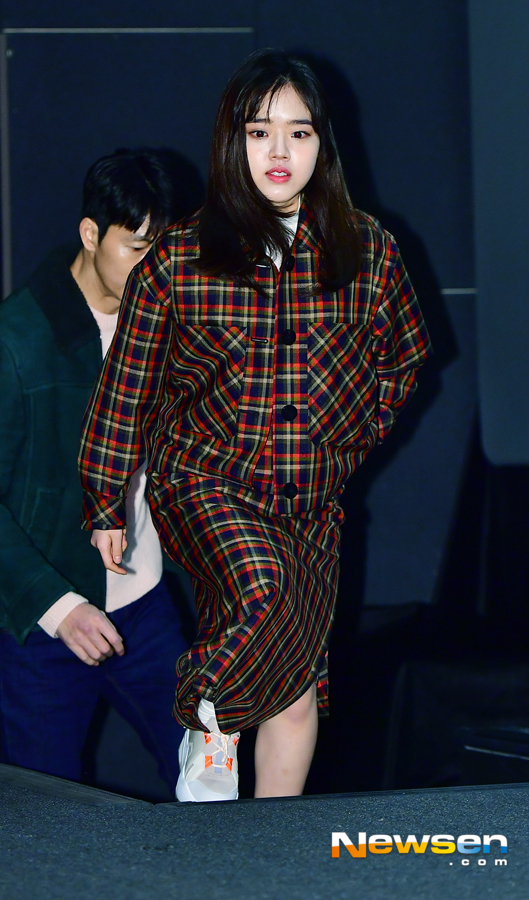 Actor Kim Hyang Gi attended the stage greetings of the first week of the movie Innocent Witness held at CGV Yongsan Ipark Mall in Yongsan-gu, Seoul on the afternoon of February 17th.Kim Hyang Gi is entering for the stage greeting.Jang Gyeong-ho