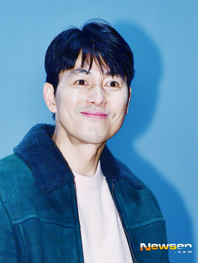Actor Jung Woo-sung attended the stage greetings of the first week of the movie Innocent Witness held at CGV Yongsan Ipark Mall in Yongsan-gu, Seoul on the afternoon of February 17th.On this day, Jung Woo-sung is smiling at the audience.Jang Gyeong-ho
