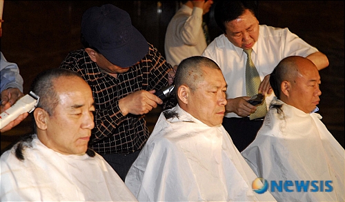 【서울=뉴시스】  26일 오전 국회 로텐다홀에서 한나라당 (왼쪽부터)김충환,이군현,신상진 부대변인이 사학법 재개정 촉구를 위해 삭발을 하고있다. 2019.02.16 (뉴시스 DB)