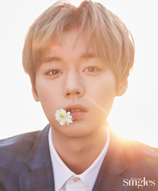 On the 14th, on Valentines Day, fashion magazine Singles, which started pre-sale by releasing the first cover model cut of Park Jihoons life, started a full-scale march.Park Jihoon, who left the group Wanna One and started his full-scale campaign, announced that he started pre-sale on March 14, and at the same time, he recorded a temporary item in two hours at some online bookstores.In the cover cut released on the 14th, Park Jihoon caught the attention of fans at once, showing off perfect visuals without flaws with a deeper eye and sculpture-like features.In particular, fans who have been waiting for Park Jihoons activities after the end of Wanna Ones activities are responding explosively as soon as the cover cut is released and are participating in the pre-sale march at the same time.Park Jihoon, who proved hot topic by shaking online bookstores with a single cover model for the March issue of Singles, successfully completed his first solo fan meeting First Edition Seoul (FIRST EDITION IN SEOUL) at Kyunghee University Peace Hall on the 9th.Park Jihoon is continuing his active activities with various photo shoots and love calls.Singles to provide painting workshops