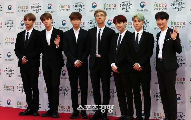Producer Piddock (real name Kang Hyo-won), who made World Group BTS music, received the highest music royalties last year.According to Yonhap News, the Korean Music Copyright Association (hereinafter referred to as Haneum Copyright Association) announced on the 16th that at the 5th Komka Copyright Awards ceremony, which will be presented at the 56th Regular General Meeting held on the 19th, the subject was ranked No. 1 in the public sector and won two awards for composition fees last year.In the field of arrangement, Vanilla Man (real name Jung Jae-won), who arranged music such as womens duo, ball red puberty, etc., will be awarded for the second consecutive year.Fiddock participated in the writing and composition of World hits such as BTS DNA (2017), Fake Love (2018) and Idol (2018).In particular, last years BTS album Love Yourself Former Tear and Love Yourself Resolution Anser (LOVE YOURSELF ANSWER), which included these songs, made a World-like hit that ranks first on the US Billboard chart.In Korea, the total sales of the two albums exceeded 4 million copies (based on the Gaon chart).The Copyright Awards ceremony, which started in 2015, will be awarded to musicians who have received the most copyright fees in the music, songwriting and arrangement of the public sector, The Classic in the Innocence category, and Korean music and childrens songs.Innocence winners include Park Kyung-hoon in Korean traditional music, Lee So-young in agitation, and Kim Sung-kyun in The Classic, who won the first prize in royalties last year.In the previous four awards ceremony, popular composers Kim Do-hoon, Cho Young-soo, Teddy, and lyricist Kang Eun-kyung won two awards each and were recognized as star musicians.In the Innocence category, Kim Sung-kyun of The Classic and Kim Bang-ok of the childrens song won a number of awards.We hope that the awards will be a motivation for many musicians who celebrate musicians who have captivated the public and create music, said Hong Jin-young, chairman of the Haneum Economic Cooperation Association.online news team