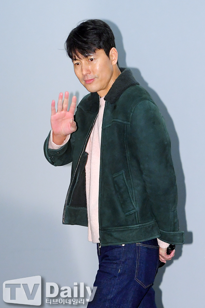 <p> The movie ‘witness’(Director for distribution, Lotte Entertainment) the stage is 17 Afternoon Seoul interests like Yongsan District CGV interests like Yongsan Eye Park Mall in the open.</p><p>This day, the ‘witness’ stage attend for actor Jung Woo-sung, this one.</p><p>‘Witness’is a viable murder suspects innocence must be demonstrated that the lawyers ‘order number’(Jung Woo-sung)is incident to the scene of the only witness who autistic girl in ‘clear’(with Kim scent)but in a story that unfolds to the Green Film.</p><p>The witness stage company</p>
