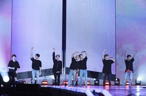 Idol group BTS finished their first dome tour in Japan with a spectacular finish.BTS held LOVE YOURSELF ~ JAPAN EDITION ~ at Japan Fukuoka Prefecture Yahooku! Dome on the 16th and 17th and performed the last performance of the dome tour.On this day, BTS opened the stage for the performance by singing IDOL in the hot cheers of fans.I NEED U, RUN, DNA, and FAKE LOVE were introduced in Japanese versions, adding to the enthusiasm of the performance.The audience responded with loud shouts and a chorus throughout the performance, with over 30 songs live with seven members solo performances, various performances and tireless stage manners.In particular, BTS has enthusiastically enthusiastically performed hits such as Burning, Blood Sweat Tears, and Sang Man with dozens of dancers.After a successful Japan Dome tour, BTS said: We are finishing our Japan Dome tour at Fukuoka Prefecture; thank you for making us happy and happy until the end.I am grateful for the memories that I can not forget, and I will always show you a good picture. BTS, which started the LOVE YOURSELF tour at Jamsil Main Stadium in Seoul last August, will continue its LOVE YOURSELF tour at the Asia World-Expo Arena in Hong Kong from March 20-21, 23-24 through Japan.Photos  Big Hit Entertainment