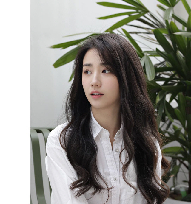 Actor Park Ha-sun has oozed a pure charm.Park Ha-sun posted a photo on his 18th day with an article entitled am 10:00 on his instagram.In the photo, Park Ha-sun shows off her neat beauty with her long hair hanging down, adding a pure yet Supernatural charm to her with a white shirt.In another photo, she laughed and caught her eye with a girlish beauty.Meanwhile, Park Ha-sun married Ryu Soo-young in January 2017 after two years of devotion and gave birth to her daughter in August of that year.
