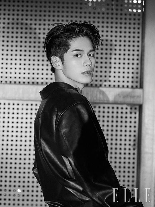 The first solo picture of Ong Seong-wu from Wanna One was released.The March issue of fashion media Elle hosted a photo shoot with Ong Seong-wu, who finished Wanna Ones activities.Ong Seong-wu in the public picture proved the sculptural appearance and extraordinary ratio, and the expectation for this picture project surged.Ong Seong-wu has a perfect visual of both the atmosphere reminiscent of the Noir movie and the fresh feeling, and has emanated various charms of his own.In an interview with the pictorial, Ong Seong-wu said, I am delighted to think that I can do more and more new things than fear.I want to maintain a positive mind while finding the possibilities and advantages I have. Ong Seong-wu also commented on JTBCs new monthly drama The Eighteen Moments, which was recently confirmed, I am so looking forward to shooting drama.Im looking forward to being able to show myself as an actor and to meet with my fans every week.Ong Seong-wus interviews with the pictures can be found in the March issue of Elle and on the official website.