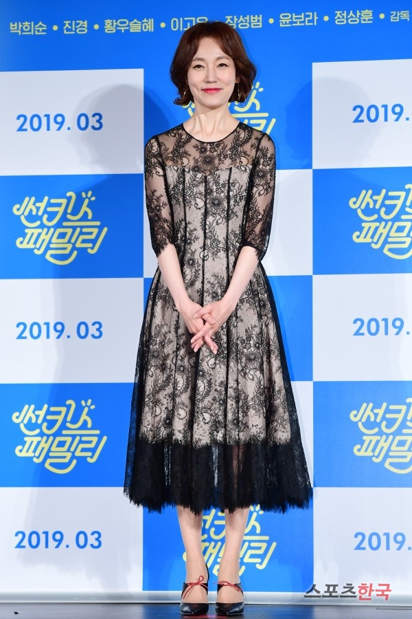 Jin Kyeong, Alluring Sea-Suru Fashion (Sunkiss Family Production Report) Jin Kyeong attends a report on the production of the movie Sunkiss Family (director Kim Ji-hye) at Megabox Dongdaemun branch in Jung-gu, Seoul on the morning of the 18th.The Sunkiss Family is a lightly drawn film about what happens to a family, including Park Hee-soon, Jin Kyeong, Hwang Woo-sul, Yoon Bora and Igo Eun.